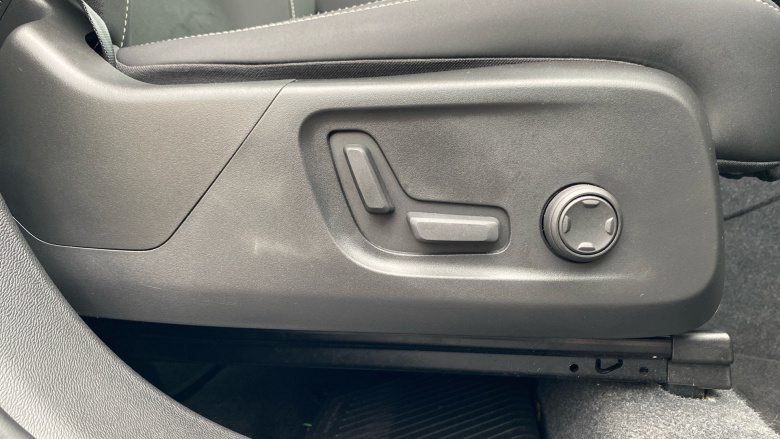 Volvo XC40 2.0 B3P Ultimate Dark 5dr Auto Petrol Estate